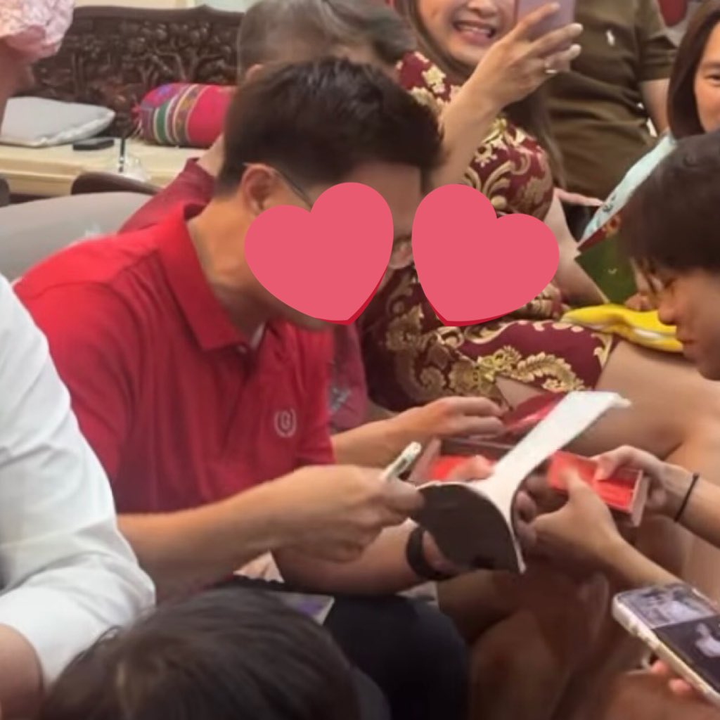 bubiii_x's tweet image. บ้านอื่นแจกอั่งเปายังไงไม่รู้ แต่พึ่งมาเห็นว่าบ้านน้องก้องคือเซ็นเช็คให้!!! คือเริสอะไรขนาดนี้คะะะ
#kongjiro