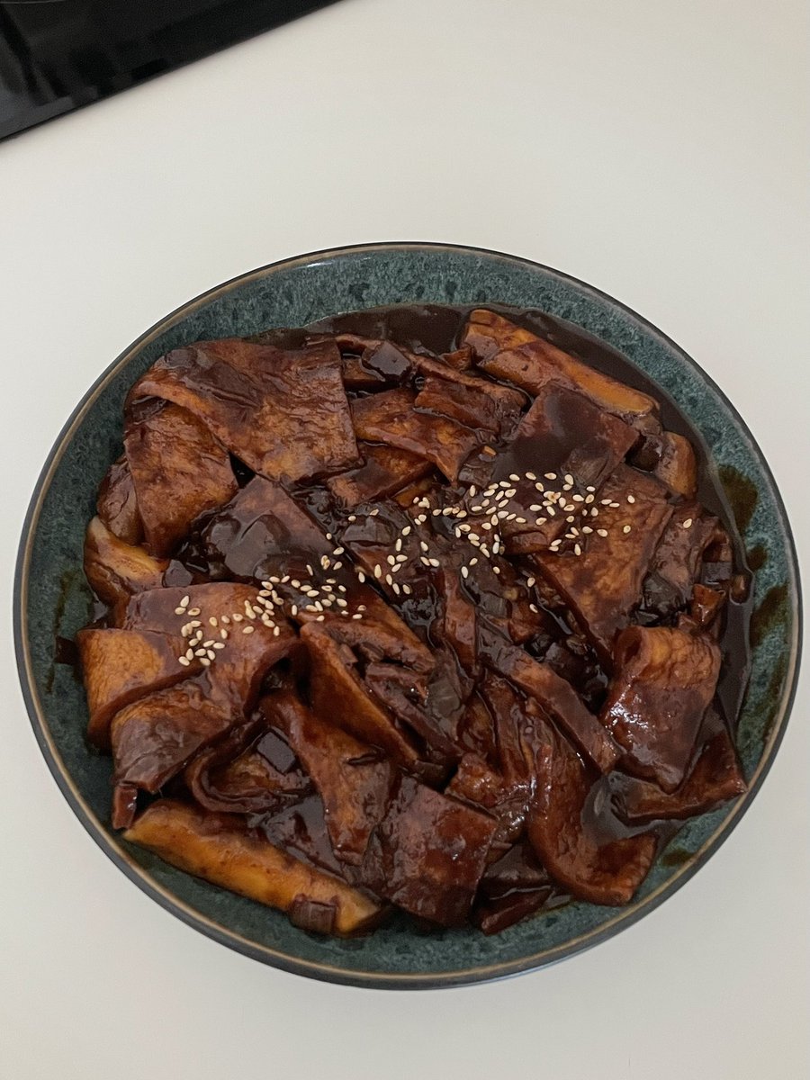 설 연휴 한정으로 떡국 파는 한식당이 있어서 떡국 먹으려 했는데 나가기 귀찮고 돈도 없고 냉동실에 죽어가는 떡이랑 어묵 있어서 짜장떡볶이 만들었어