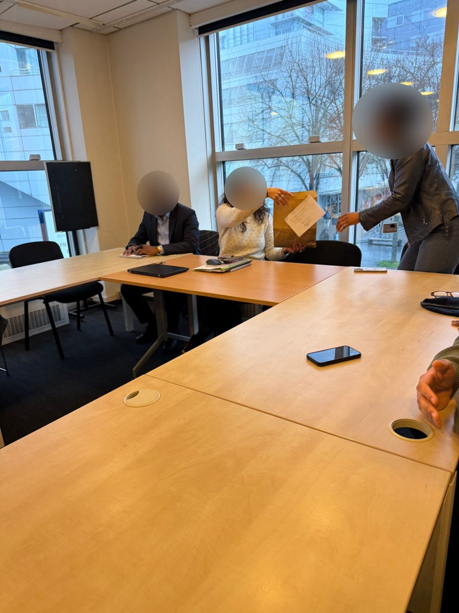 AssoAeT's tweet image. Hier les jeunes des associations @15Energie40256, @createoidf et @AssoAeT ont pu visiter la @Prefet75_IDF pour une présentation des #métiers et des #missions portées au titre de la #PolitiqueDeLaVille
Un temps pour découvrir la diversité des parcours et évoquer leurs perspectives