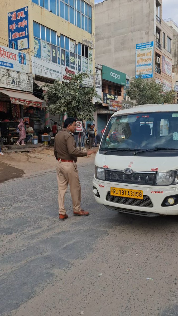 DMJhunjhunu's tweet image. #झुंझुनूं में स्कूली बच्चों की सुरक्षा को लेकर प्रशासन सख्त।

बाल वाहिनियों पर विशेष जांच अभियान 🚸
51 वाहन जांचे, 18 पर चालान, 1 वाहन जब्त।

नियम तोड़ने वालों पर कड़ी कार्रवाई जारी।

#Jhunjhunu #StudentSafety #RoadSafety

@BhajanlalBjp
@RajCMO @DIPRRajasthan @JhunjhunuPolice