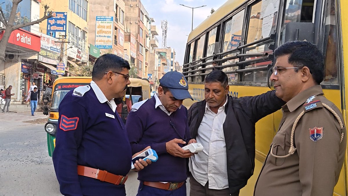 DMJhunjhunu's tweet image. #झुंझुनूं में स्कूली बच्चों की सुरक्षा को लेकर प्रशासन सख्त।

बाल वाहिनियों पर विशेष जांच अभियान 🚸
51 वाहन जांचे, 18 पर चालान, 1 वाहन जब्त।

नियम तोड़ने वालों पर कड़ी कार्रवाई जारी।

#Jhunjhunu #StudentSafety #RoadSafety

@BhajanlalBjp
@RajCMO @DIPRRajasthan @JhunjhunuPolice