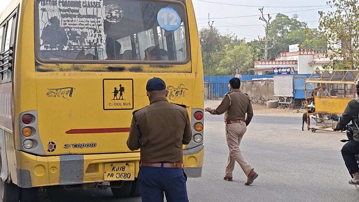 DMJhunjhunu's tweet image. #झुंझुनूं में स्कूली बच्चों की सुरक्षा को लेकर प्रशासन सख्त।

बाल वाहिनियों पर विशेष जांच अभियान 🚸
51 वाहन जांचे, 18 पर चालान, 1 वाहन जब्त।

नियम तोड़ने वालों पर कड़ी कार्रवाई जारी।

#Jhunjhunu #StudentSafety #RoadSafety

@BhajanlalBjp
@RajCMO @DIPRRajasthan @JhunjhunuPolice