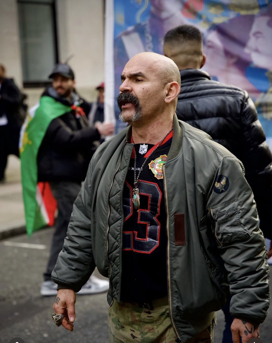 ya3er_ap's tweet photo. این بهنام زاپاتا ایران بود تو نازی آباد با نخ دندون خیابون می‌بست الان رفته انگلیس صبح‌ها با یه من سیبیل می‌ره عن و گوه سالمندانِ اروپایی رو تمیز میکنه بعد ظهرها میاد سیس عقابِ ساواکی میگیره ملتو تهدید مجازی میکنه :)
#بهنام_ترکه https://t.co/1KMBlH8bbo