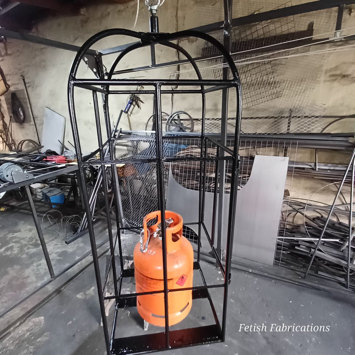 New hanging cage nearly ready.

Designed as an upgrade for the main suspension frame system.

Still going through load testing and balance checks before it goes public.