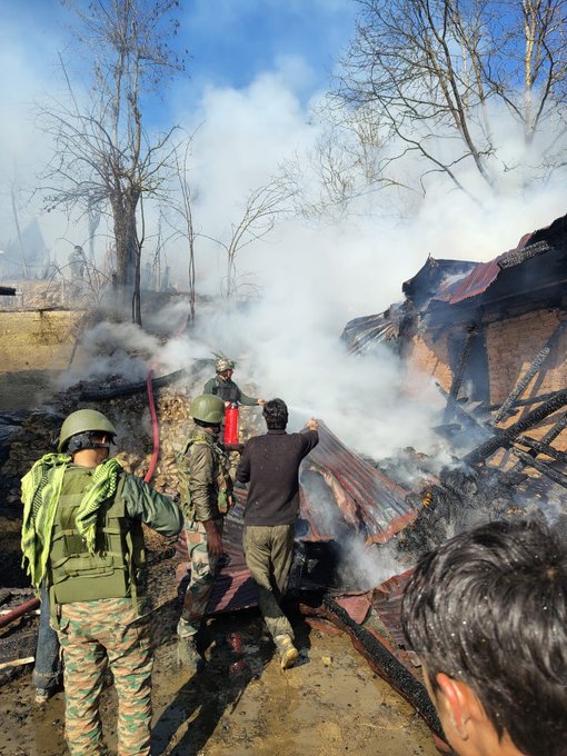 AqsaW99808's tweet photo. The prompt action by the #IndianArmy during the Kupwara fire incident shows its unwavering commitment to the people of Jammu &amp; Kashmir.

Moments like these strengthen the bond of trust with locals.
#NationFirstAlways #HumanitarianAssistance #ServiceBeforeSelf

@kakar_harsha https://t.co/ae2fUkwiox