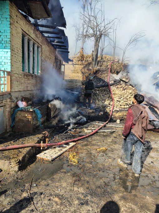 AqsaW99808's tweet photo. The prompt action by the #IndianArmy during the Kupwara fire incident shows its unwavering commitment to the people of Jammu &amp; Kashmir.

Moments like these strengthen the bond of trust with locals.
#NationFirstAlways #HumanitarianAssistance #ServiceBeforeSelf

@kakar_harsha https://t.co/ae2fUkwiox