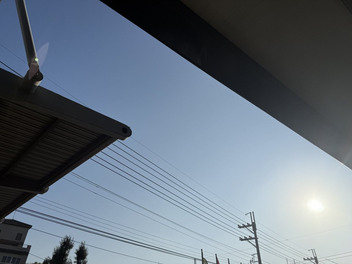 理性與感性

看劇時，若過於探究邏輯則無法深入劇情，過度投入卻又沉浸其中。
人生若能入看戲時抽離，就沒那麼多的煩惱了。

走在天秤的兩端。