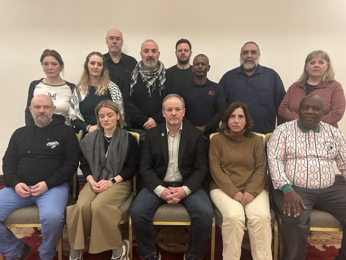 Además del acoso a sindicalistas, denunciamos la nueva ley para la anexión de tierras en Cisjordania y los ataques extremos a las sedes del sindicato palestino PGFTU. No es burocracia, es una política de ocupación y asfixia.

 A pesar de los interrogatorios y la coerción, nuestra