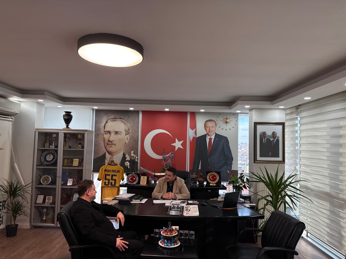 Sadece Kapımız Değil, Gönlümüz de Açık✨ 
​
​İlçe Başkanımız Sn. Emrah Parlak, bugün İlçe Başkanlığımızda kıymetli komşularımızı ağırladı. Her bir talebi can kulağıyla dinledik, çözüm yollarını birlikte istişare ettik. ☕️
​Bizim için makamların en büyüğü, komşularımızın sıcak