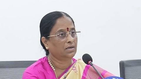 రాజకీయాల్లో వేలి ముద్రగాళ్లు కూడా సీఎం అవుతారు

ఎంతో కష్టపడితే కానీ ఐఏఎస్‌, ఐపీఎస్‌లు కాలేరు

ఎంతో కష్టపడి ఐఏఎస్‌, ఐపీఎస్‌లు అయినా.. చివరికి మేం చెప్పింది వినాల్సి వస్తుంది - కొండా సురేఖ