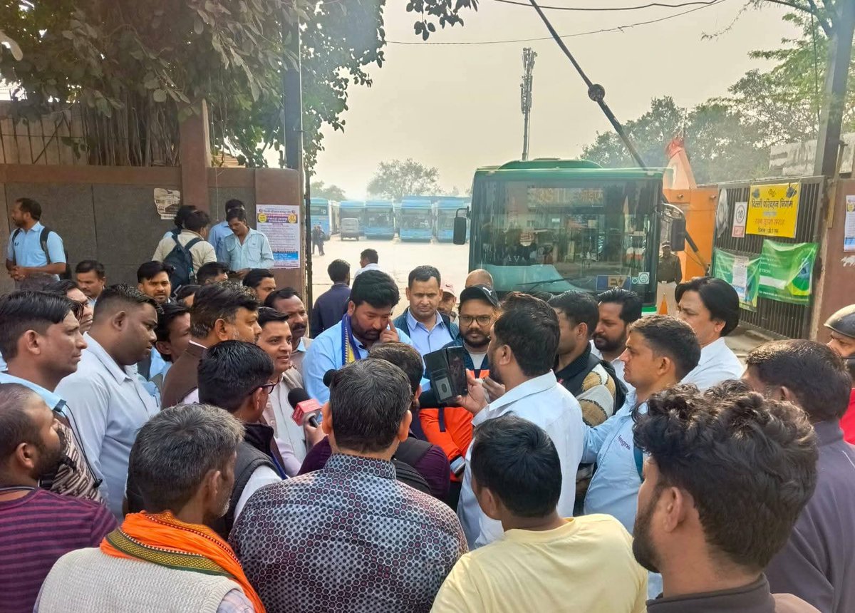 आज गाजीपुर बस टर्मिनल पर चंद्र घंटे के फरमान पर नौकरी से निकल गए  DTC के ड्राइवर और कंडक्टर भाई हड़ताल पर बैठे हुए हैं। उन साथियों ने नगीना सांसद माननीय चंद्रशेखर आज़ाद जी से मदद की गुहार लगाई और अपनी नौकरियां वापस पाने के लिए आंदोलन में सहयोग करने की अपील की ।
<a href="/BhimArmyChief/">Chandra Shekhar Aazad</a>