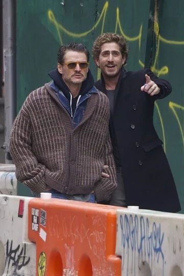 BOMBA: ¡Fotografos capturan a Pedro Pascal con su nueva pareja! 😱
Segun revelan diferentes medios, el actor estaría saliendo con Rafael Olarra, con quien fue visto muy cariñoso en NYC.

Dato curioso: Pedro Pascal siempre es cariñoso con todo el mundo. Podria tranquilamente ser