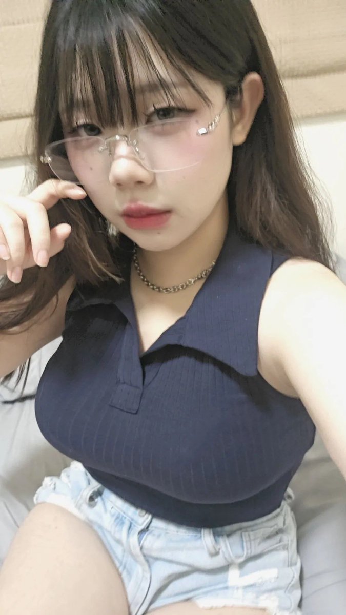 rin1173649's tweet photo. 眼镜上吗？有点意思 https://t.co/533iJ0lvxi