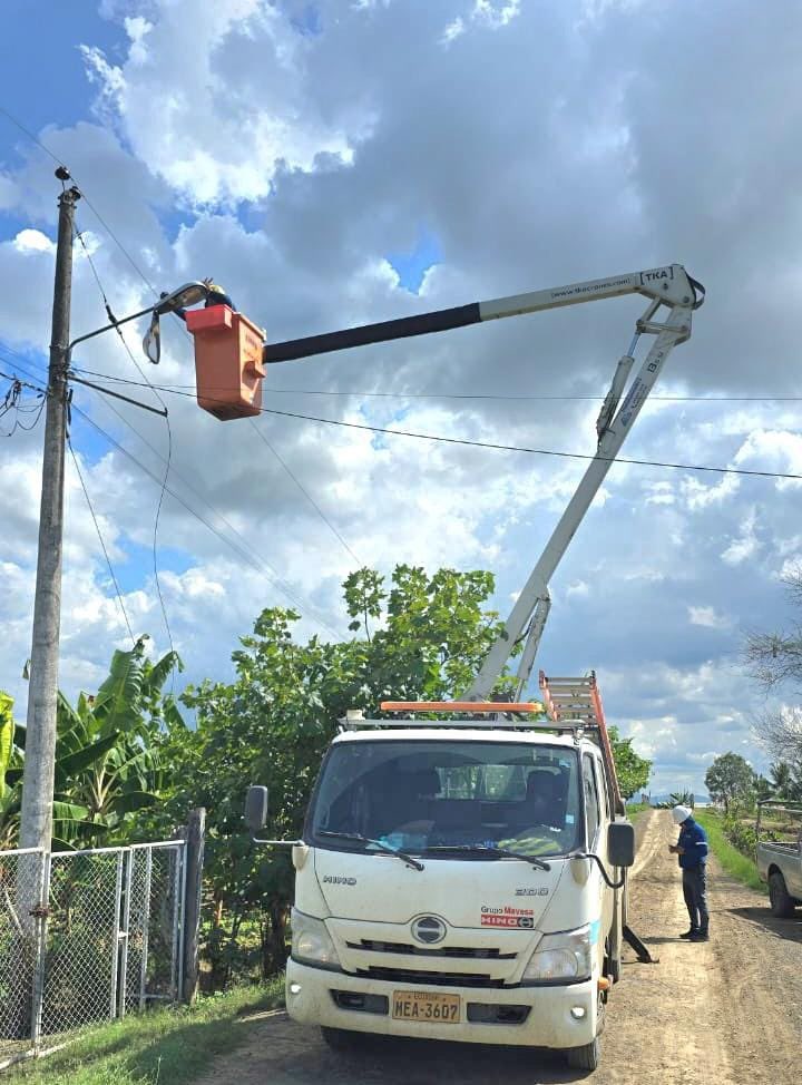 CNEL_EP's tweet photo. ✅ MANABÍ 

Técnicos realizaron el mantenimiento de 123 luminarias en los sectores La Pitahaya, avenida 24 de Mayo, Santa Lucía, Larrea, La Chipornia, Los Pozos, kilómetro 20 vía a Bahía, Naranjito, El Barro, San Ramón y El Tambo, en el cantón Tosagua.

Esta intervención beneficia a más de 500 familias, quienes ahora cuentan con un servicio de alumbrado público en óptimas condiciones, fortaleciendo la seguridad y promoviendo las actividades agrícolas y ganaderas en las zonas atendidas.