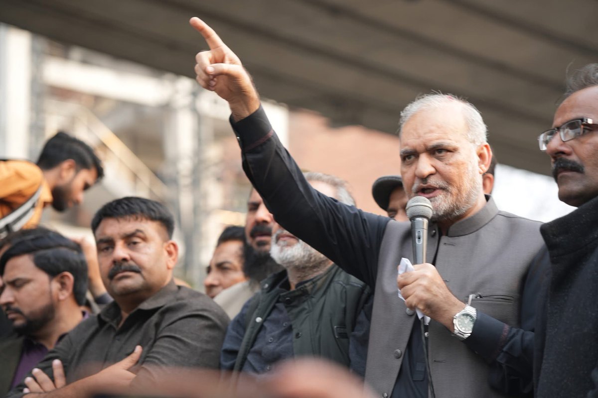 JIPOfficial's tweet photo. سرکاری ملازمین کے 8 روزہ دھرنے کے باوجود پنجاب حکومت کے کان پر جوں تک نہ رینگنا قابلِ مذمت اور حکومتی بے حسی ہے۔ صوبہ چلانے میں کلیدی کردار ادا کرنے والے ملازمین کے جائز حقوق سلب کرنا بیڈ گورننس کا واضح ثبوت ہے۔ 

پنشن کٹوتی اور دورانِ سروس وفات پر بچوں کو ملازمت سے انکار کی ظالمانہ حکومتی پالیسی مسترد کرتے ہیں۔ حکومت فوری ملازمین سے مذاکرات کرے اور ماضی کے وعدوں پر عملدرآمد کا اعلان کرے۔ جماعتِ اسلامی سرکاری ملازمین کے جائز حقوق کے لیے اُن کے ساتھ شانہ بشانہ کھڑی ہے۔