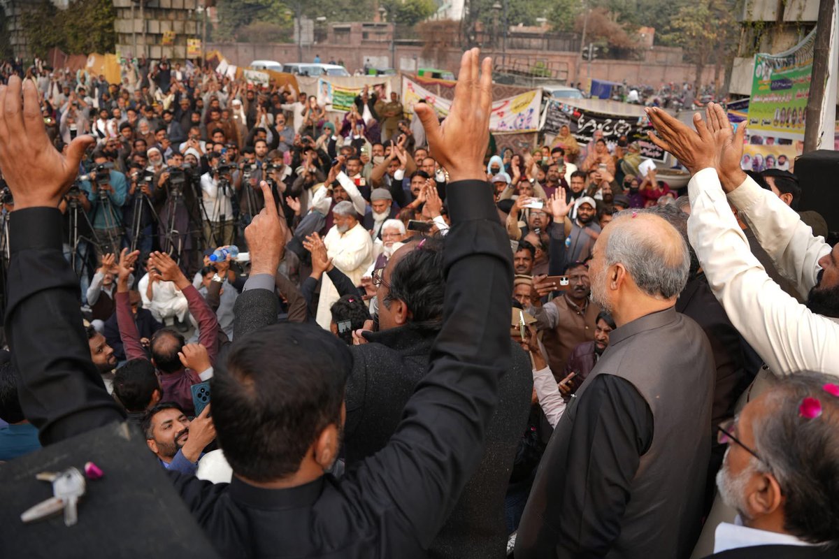 سرکاری ملازمین کے 8 روزہ دھرنے کے باوجود پنجاب حکومت کے کان پر جوں تک نہ رینگنا قابلِ مذمت اور حکومتی بے حسی ہے۔ صوبہ چلانے میں کلیدی کردار ادا کرنے والے ملازمین کے جائز حقوق سلب کرنا بیڈ گورننس کا واضح ثبوت ہے۔ 

پنشن کٹوتی اور دورانِ سروس وفات پر بچوں کو ملازمت سے انکار کی