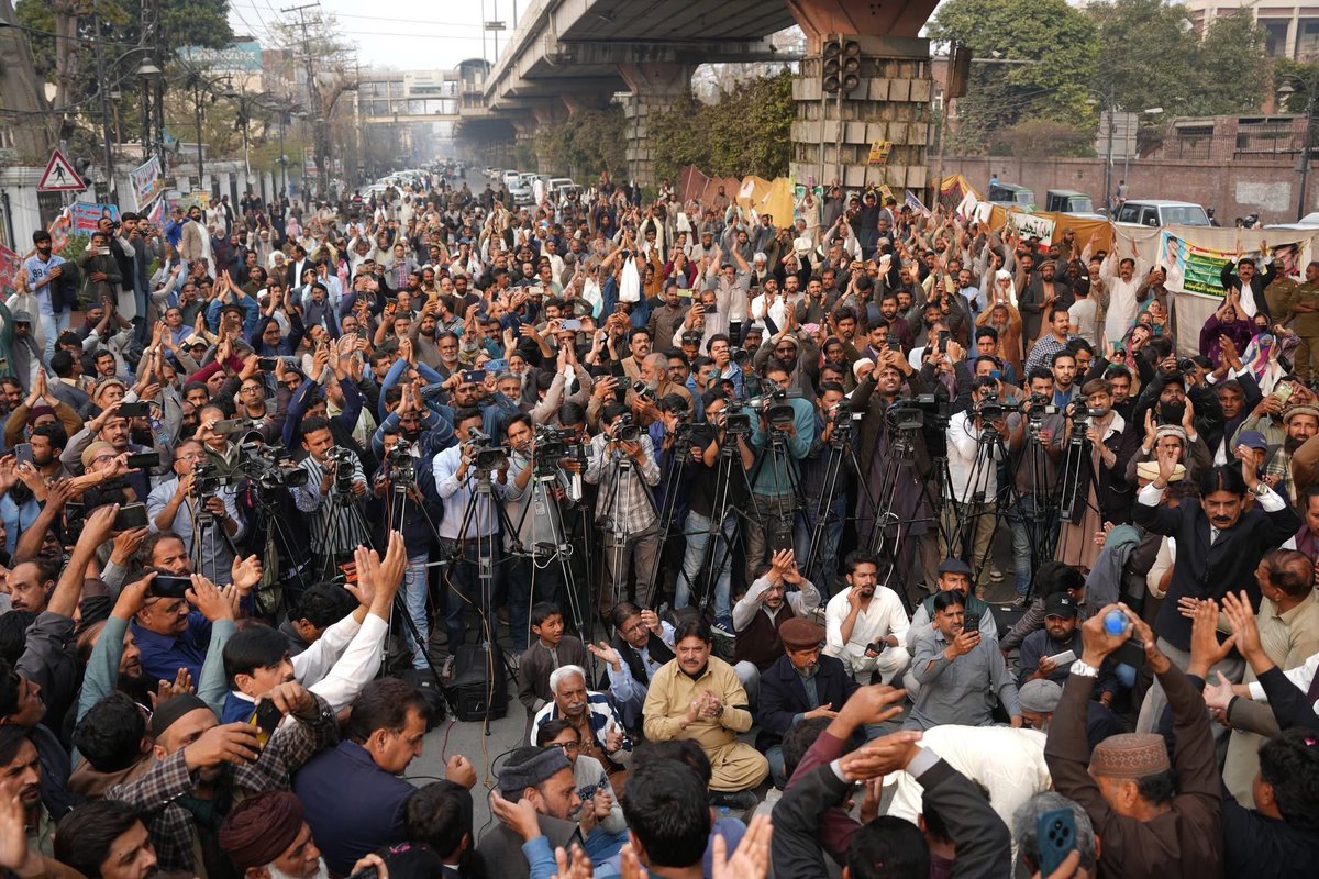 JIPOfficial's tweet photo. سرکاری ملازمین کے 8 روزہ دھرنے کے باوجود پنجاب حکومت کے کان پر جوں تک نہ رینگنا قابلِ مذمت اور حکومتی بے حسی ہے۔ صوبہ چلانے میں کلیدی کردار ادا کرنے والے ملازمین کے جائز حقوق سلب کرنا بیڈ گورننس کا واضح ثبوت ہے۔ 

پنشن کٹوتی اور دورانِ سروس وفات پر بچوں کو ملازمت سے انکار کی ظالمانہ حکومتی پالیسی مسترد کرتے ہیں۔ حکومت فوری ملازمین سے مذاکرات کرے اور ماضی کے وعدوں پر عملدرآمد کا اعلان کرے۔ جماعتِ اسلامی سرکاری ملازمین کے جائز حقوق کے لیے اُن کے ساتھ شانہ بشانہ کھڑی ہے۔