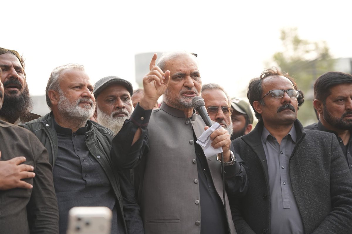 JIPOfficial's tweet photo. سرکاری ملازمین کے 8 روزہ دھرنے کے باوجود پنجاب حکومت کے کان پر جوں تک نہ رینگنا قابلِ مذمت اور حکومتی بے حسی ہے۔ صوبہ چلانے میں کلیدی کردار ادا کرنے والے ملازمین کے جائز حقوق سلب کرنا بیڈ گورننس کا واضح ثبوت ہے۔ 

پنشن کٹوتی اور دورانِ سروس وفات پر بچوں کو ملازمت سے انکار کی ظالمانہ حکومتی پالیسی مسترد کرتے ہیں۔ حکومت فوری ملازمین سے مذاکرات کرے اور ماضی کے وعدوں پر عملدرآمد کا اعلان کرے۔ جماعتِ اسلامی سرکاری ملازمین کے جائز حقوق کے لیے اُن کے ساتھ شانہ بشانہ کھڑی ہے۔