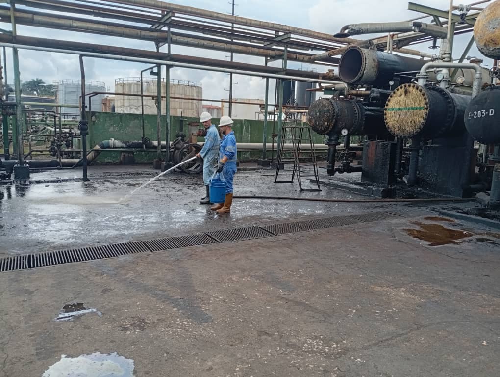 Se realizan trabajos de limpieza en la planta por parte de los trabajadores de la UEB Producción .