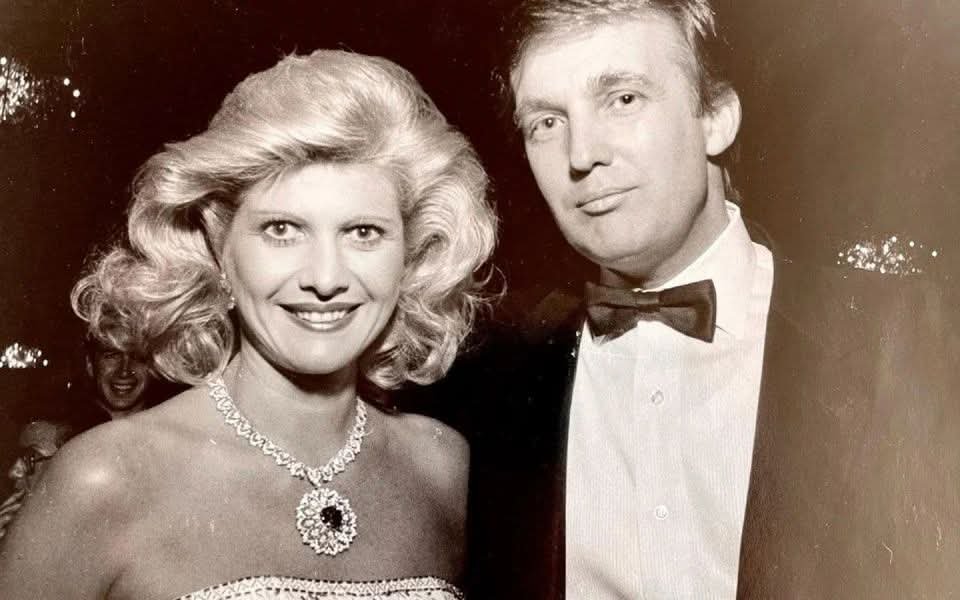 😥 La primera esposa de Trump, Ivana Zelníčková, se cayó por las escaleras y murió justo una semana antes de que tuviera que testificar contra Trump. Está enterrada en un campo de golf; su tumba está cubierta de maleza y nadie la visita nunca. Por alguna razón, eso no sorprende a