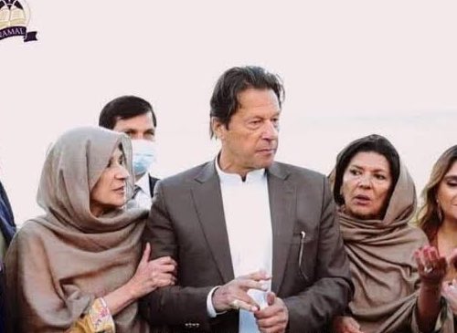 faizannriaz's tweet photo. “My eye hasn’t recovered. Tell my sisters to raise their voice for me.” 

— Imran Khan https://t.co/7GOTyuGOC4