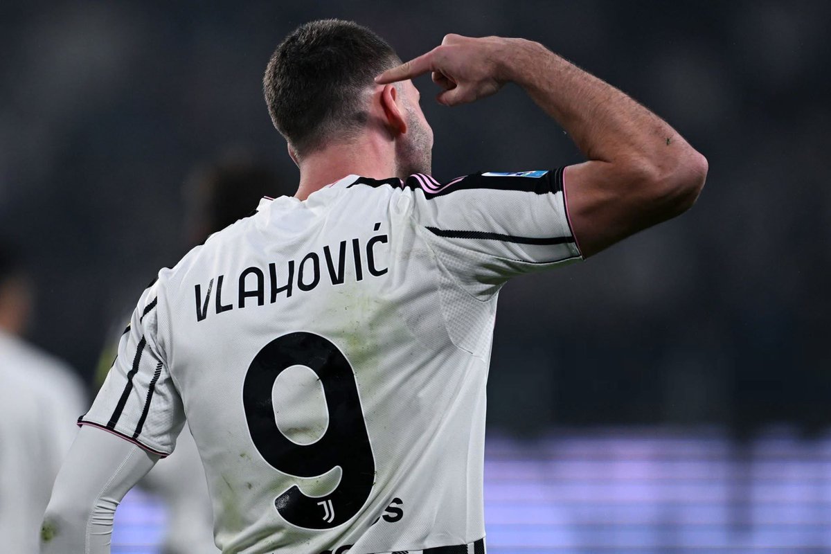 🚨 | BREAKING : Dušan Vlahović veut rester à la Juventus ! ⚪️⚫️

Une réunion décisive est prévue lors des prochains jours avec ses agents afin de discuter de cette option. Il reste une réelle possibilité que le serbe continue son aventure à Turin au delà de son contrat expirant