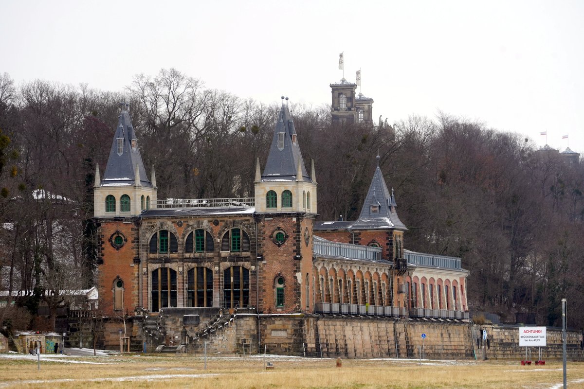 Die Saloppe: Von der Wodka-Hütte der Kosaken über das erste zentrale Wasserwerk Dresdens zur Luxuswohnanlage am Elbhang

Vor den 3 Elbschlössern in Dresden befindet sich ein märchenhaftes „Wasserschloss“, die Saloppe. Dieses neoromanische Industriebauwerk wurde 1875 als erstes