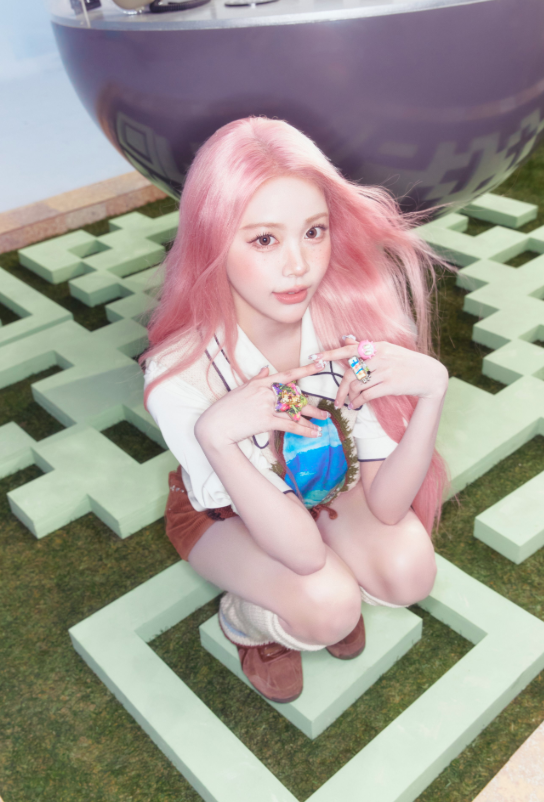 AboutMusicYT's tweet photo. Carmen of Hearts2Hearts debuts pink hair in new concept photos. https://t.co/CFAZTPfAGI