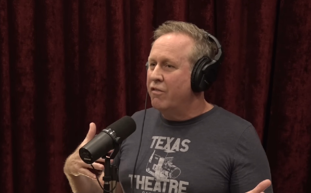🎬 Roger Avary: “It was impossible to make films… until I put AI in front of it”

There’s something deeply symbolic in what Roger Avary, co-writer of Pulp Fiction, shared on the Joe Rogan Experience.

He explained that in recent years it had become almost impossible for him to
