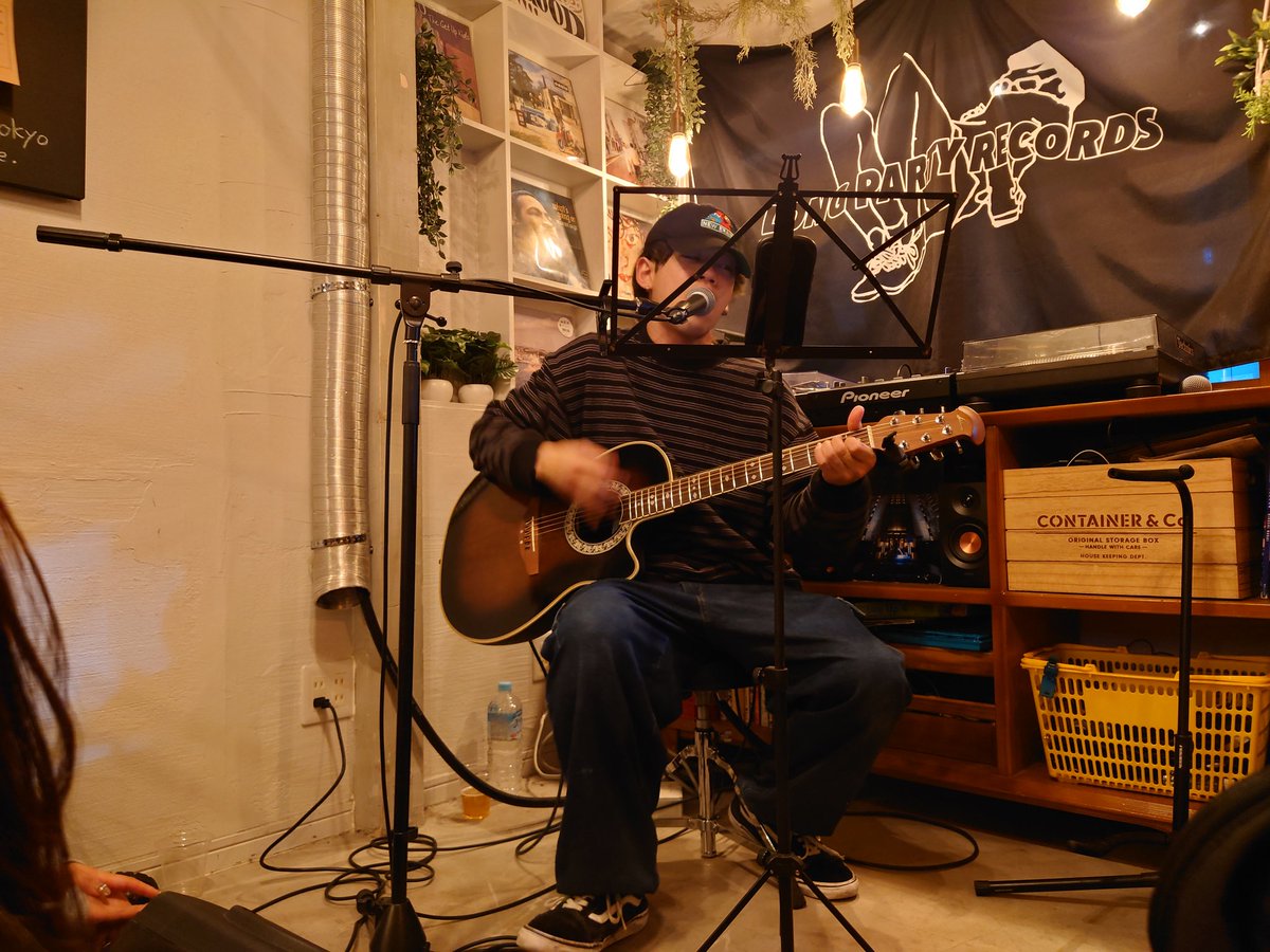 Brown Basketの楽曲を中心に､自身の弾き語り曲も演奏する岸本和憲だが