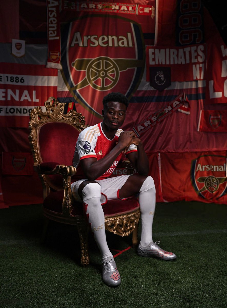 ‼️🏴󠁧󠁢󠁥󠁮󠁧󠁿 Bukayo Saka VA A RENOVAR su contrato con Arsenal hasta 2031. 

⚠️ Llegó con apenas 8 años a la Academia Hale End y si cumple el contrato serán 21 AÑOS en el club. 

Hoy ya lleva 155 G+A en 296 partidos desde su debut profesional y es el 2º jugador INGLÉS de MAYOR VALOR en el