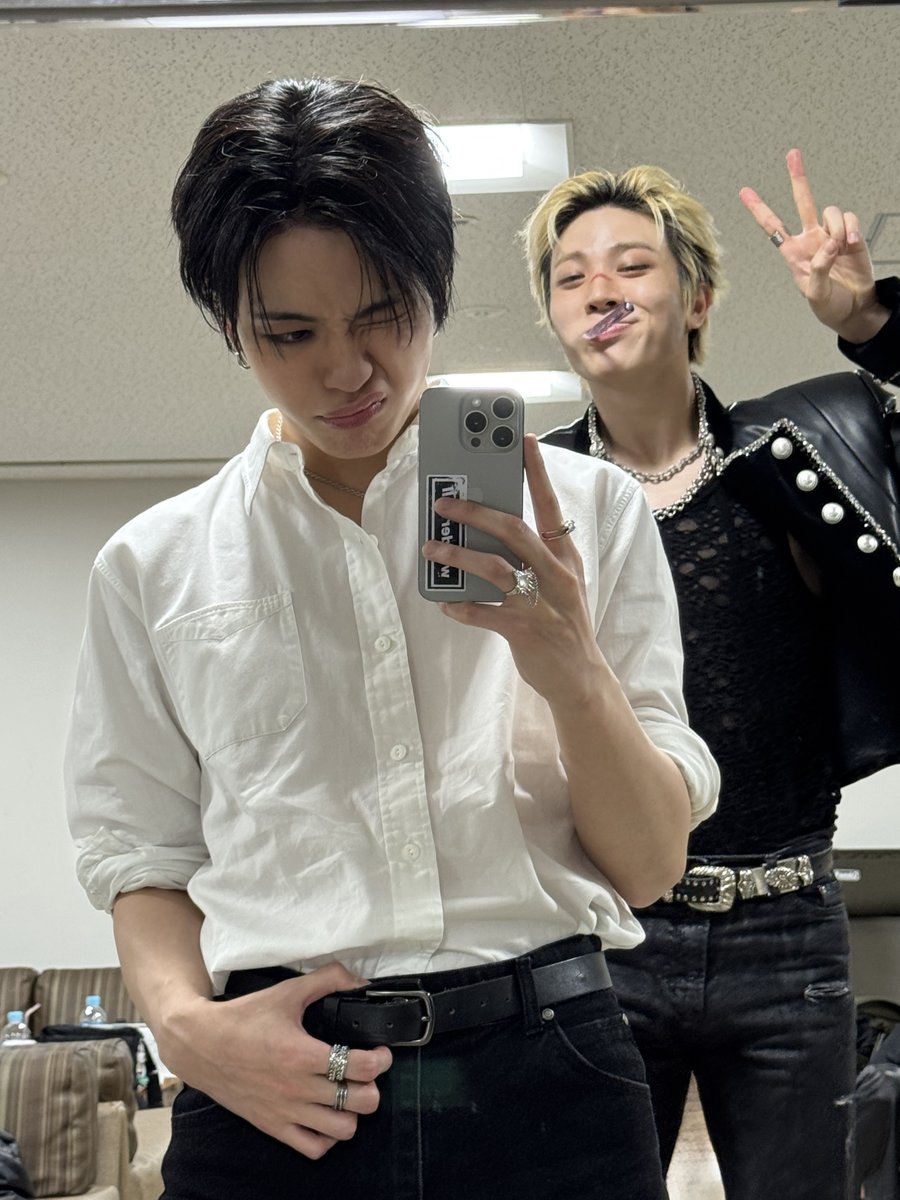 뽜니~~~생일 축하한다이잉ㅎㅎㅎ
설인데 맛있는 음식 많이 먹었나!!!!
얼굴 본지 2일 지났는데 형이 많이 보고싶네~
형이 작년에 준 선물 너무 잘 입어줘서 올해도 열심히 생각중이다☺️
오늘 하루 제일 행복하게 지내고 맛난거 또 많이 먹거라 !!!
축하한다잉🤩

#해피정환데이 #윤재혁 #YOONJAEHYUK