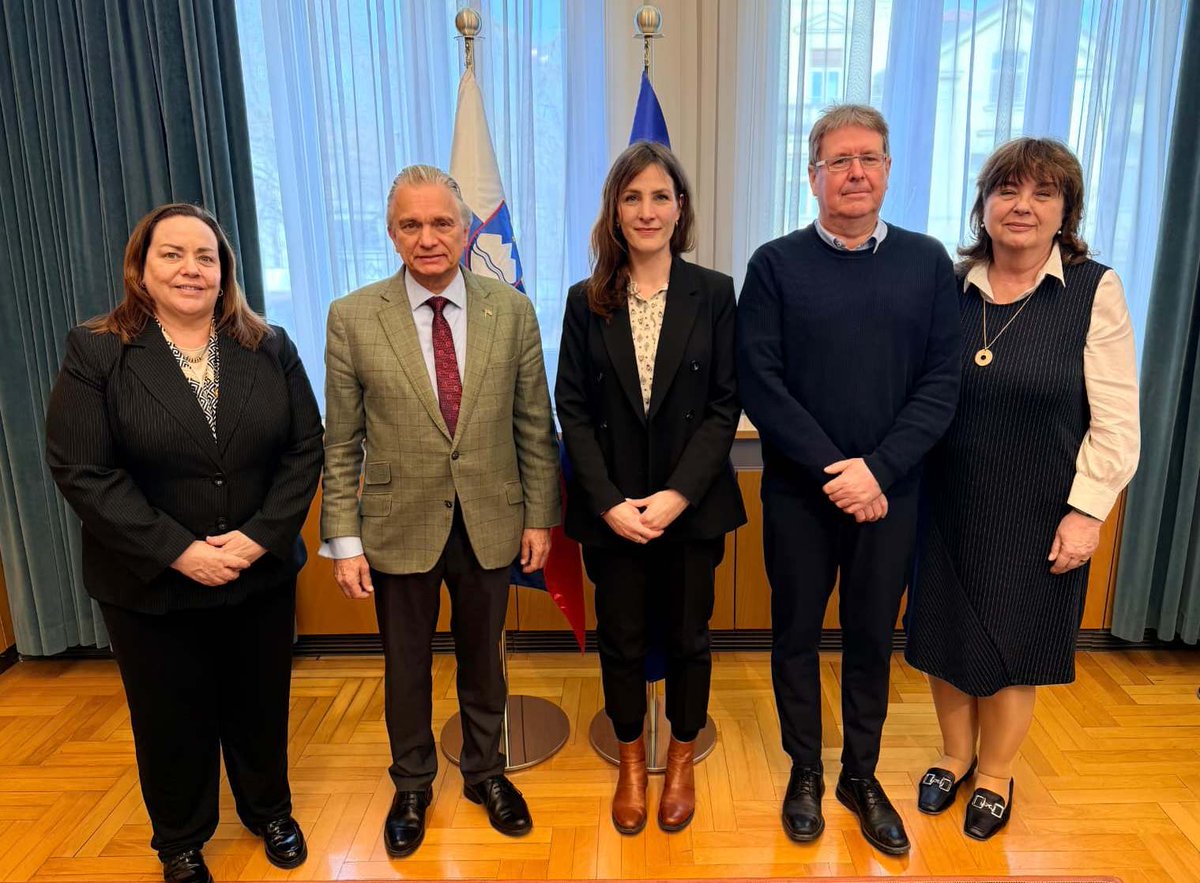 CRcancilleria's tweet photo. 🇨🇷🤝🇸🇮 El canciller Dr. Arnoldo André y la embajadora Olaga Sauma sostuvieron una productiva reunión con autoridades del Centro Internacional de Investigación sobre Inteligencia Artificial en Ljubljana, Eslovenia, centro auspiciado por la UNESCO https://t.co/uRnwqGtg6s