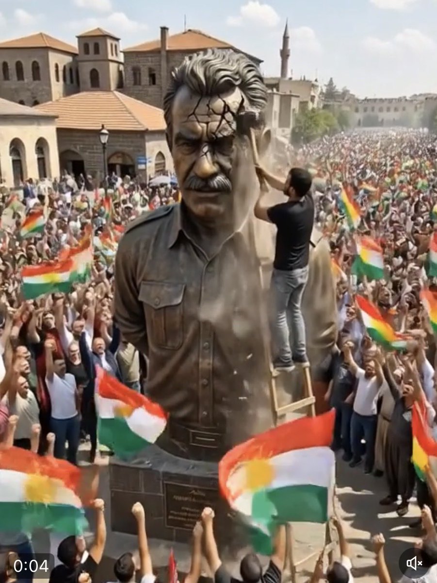 Vurun putlara kirin paramparça olsun . Kurdistani bir parça karpuza satacak hayinlere birakmayin . Yuzbinlerce kurd canini Kurdistan için verdi , bu işgalci hizmetçisi için degil!