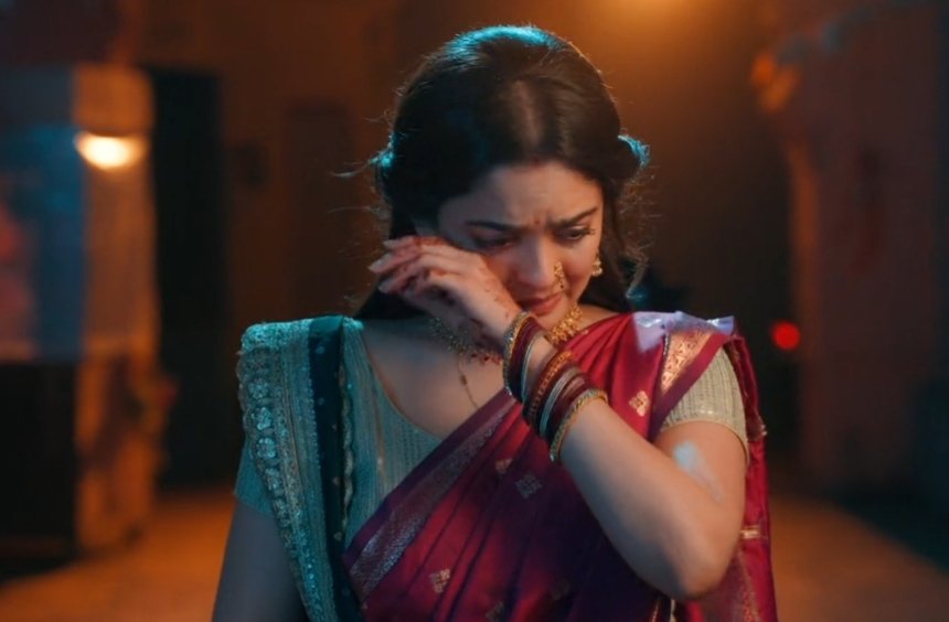 I didnt understnd this scene!
Sad BGM for wat?for her betrayal?
For Sachin nt forgiving her after backstabbing?
For him nt dancing to her tunes(also in the wedding)inspite of becoming a fool?

Instead of all this they shd hv shwn her realising the lies she told him🤡
#UdneKiAasha