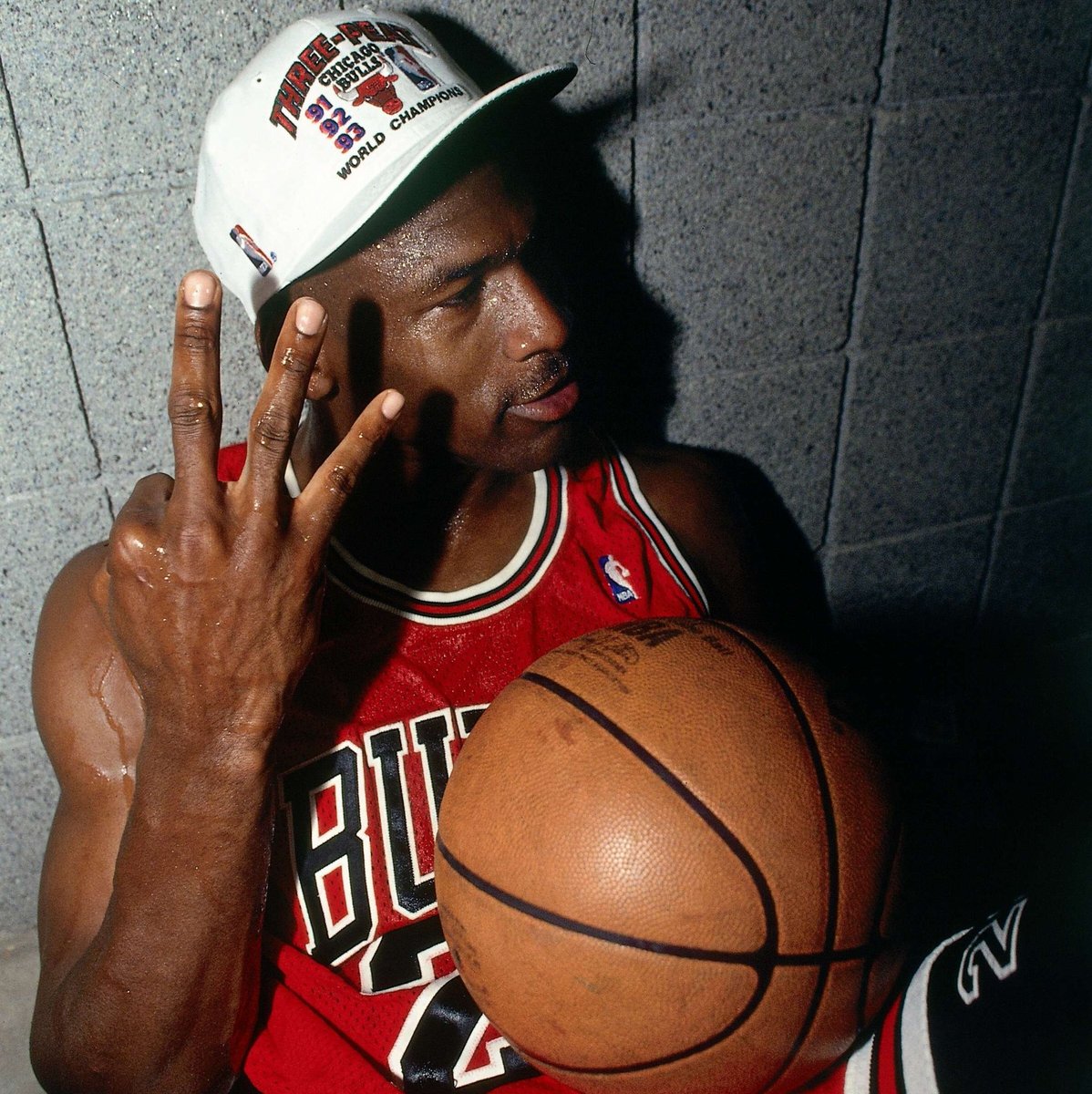 O currículo do aniversariante Michael Jordan, que faz 63 anos hoje:

🏆 6x campeão da NBA
🏆 5x MVP da temporada regular
🏆 6x MVP das Finais
⭐ 14x All-Star
🏆 3x MVP do All-Star Game
🏅 11x Seleção da NBA
🏅 9x Seleção defensiva da NBA
🏆 1x Defensor do Ano
🏀 10x cestinha da