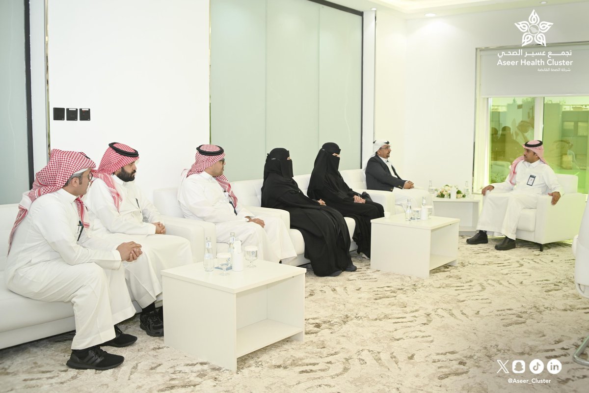 #تجمع_عسير_الصحي و #جمعية_روماتيزم يوقعان عقد شراكة مجتمعية لإجراء 500 عملية تغيير مفصل ركبة لمرضى الروماتيزم وخشونة المفاصل بمنطقة عسير، ضمن مبادرة "قادر".
مثّل الطرفان في التوقيع من التجمع الرئيس التنفيذي ناصر بن راشد الصافي، ومن الجمعية عضو مجلس الإدارة  د. الحسين بن محمد