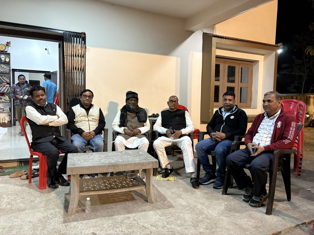 पूर्व विधायक आनंद महतो जी के सुपुत्र एवं सिंदरी विधायक चंद्रदेव महतो जी के भाई, स्व. डॉ. बुधदेव महतो जी के असामयिक निधन पर आज उनके आवास जाकर शोकाकुल परिजनों से भेंट की तथा श्रद्धासुमन अर्पित किए।