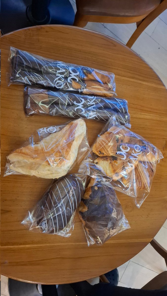 istrionlen's tweet photo. Setelah keluar living niat mau ke sancha kebatal, krn ngejar promo cgv yang bs beli snack. Setelah itu niat ke tomoro buat beli eskrim dan ternyata udah ngga restok es krim yg hasilnya kita beli waffle (nombok goceng) dan air pristine. https://t.co/hCID6jAYNj