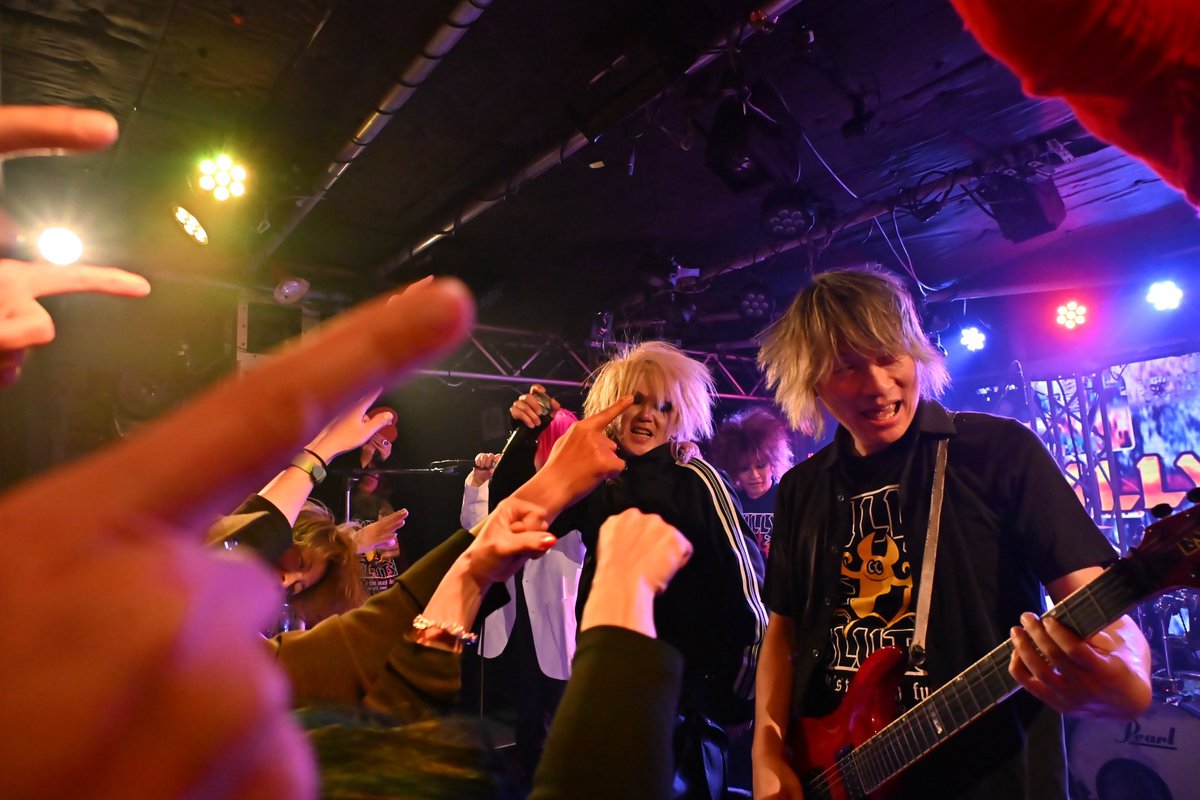 acma_hikari's tweet photo. 14日(土) はBILLY AND THE SLUTS(ビリスラ)のライブありがとうございました！

サミーくん(Vo)の還暦を祝いに集まってくれた沢山の旧友やファンの方々に会えて楽しかったです！

この機会を作り関わってくださった皆様、本当にありがとうございました！ https://t.co/tn4PLhfVVR