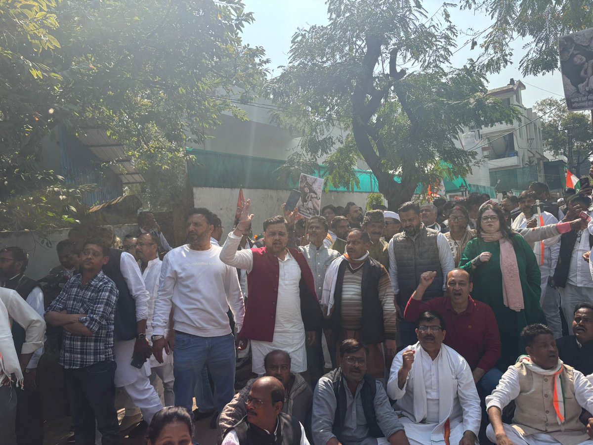 Shubhsakar's tweet photo. उ0प्र0 कांग्रेस कमेटी के तत्वावधान में विधानसभा घेराव की तैयारी अब निर्णायक चरण में पहुँच चुकी है। कल रात से ही कार्यकर्ताओं ने कांग्रेस मुख्यालय पर आना शुरू कर दिया था। प्रदेश अध्यक्ष श्री @kashikirai जी स्वयं कल रात से ही कार्यालय पर मौजूद हैं। https://t.co/5cobgeuMzQ