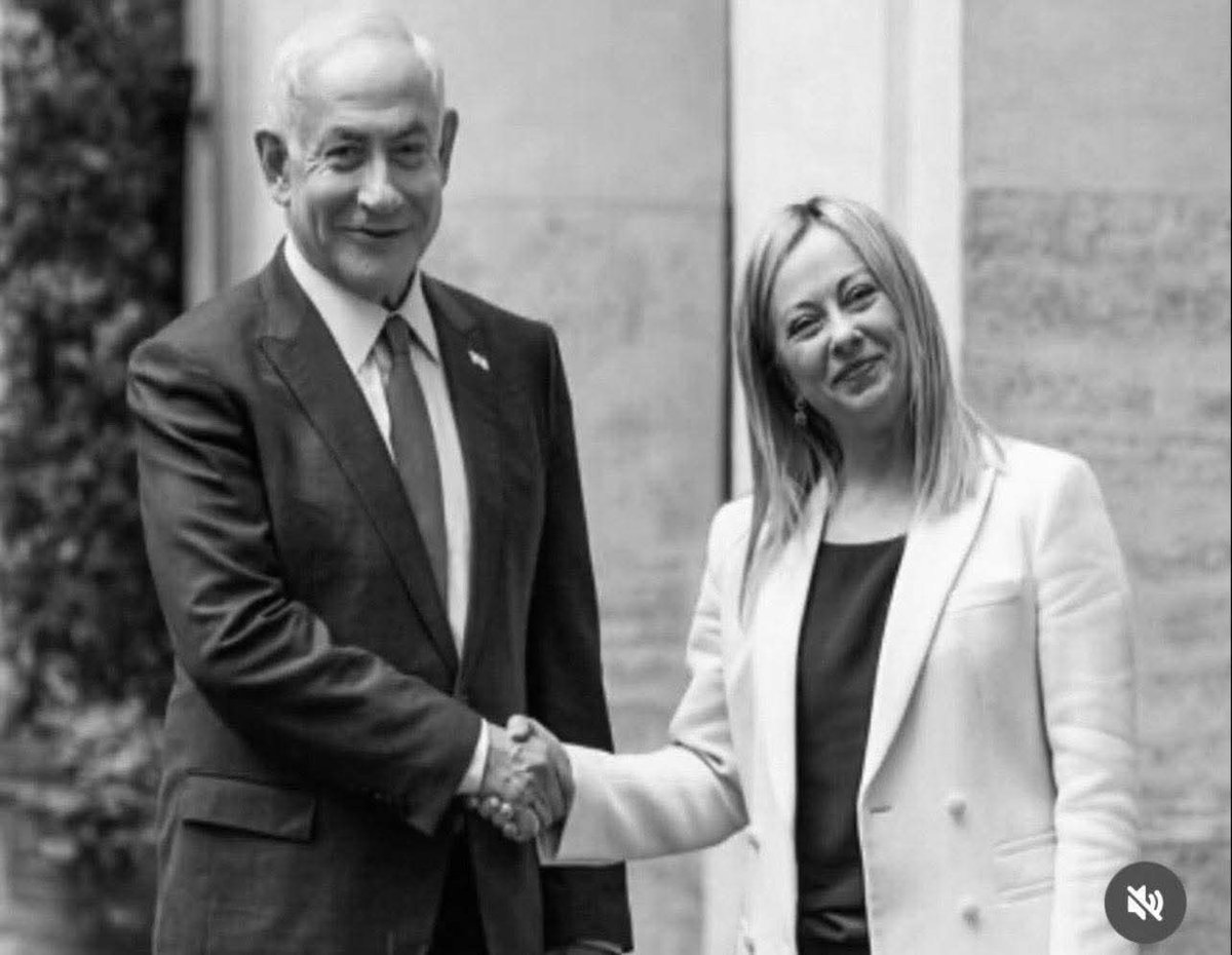 Romeo77111184's tweet image. Meloni si spaccia per cristian ma di cristiano non ha un solo pelo. Altrimenti non avrebbe collaborato al Genocidio del Popolo Palestinese. 
Sotto le macerie e sepolti in cimiteri improvvisati ci sono oltre  centomila bambini! E non si vergogna di stringere le mani del carnefice