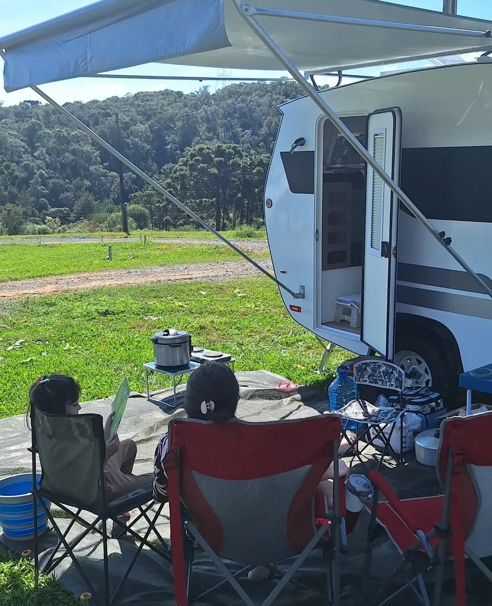 Eu simplesmente ODEIO carnaval! 
Não gosto da música, não gosto do calor, não gosto da muvuca. 
Mas, vejo crente falando mal do carnaval assistindo a tudo que acontece no carnaval kkkk
Faça como eu: não gosta? Para de perturbar quem gosta e fuja, vai acampar!
