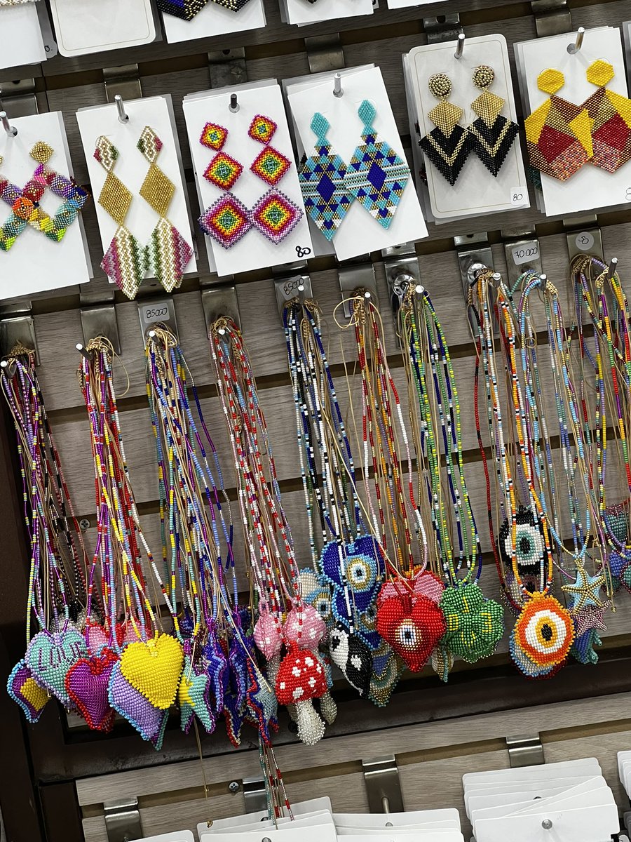 Busquen la tienda Marena en el centro de Medellín. Al frente del Salón Málaga 
Al lado de Los Pioneros 
Y encuentran estas bellezas en mostacilla