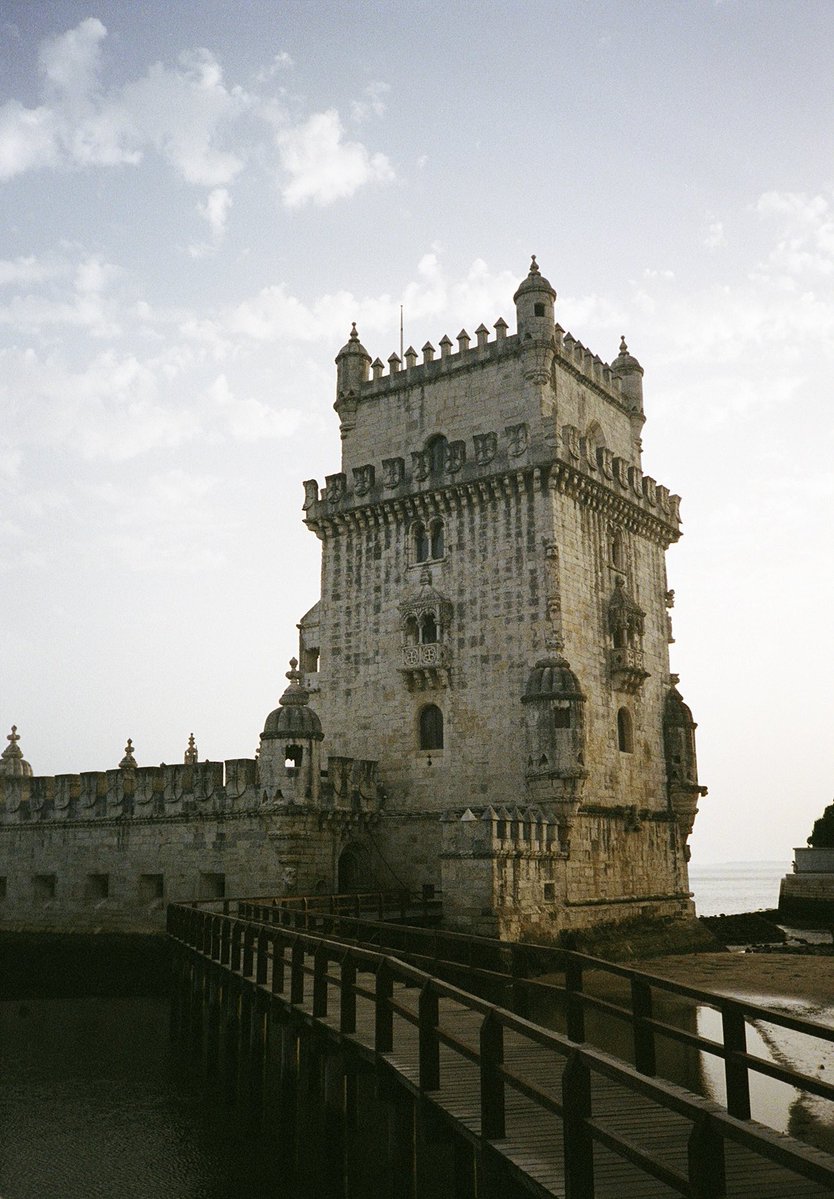 sapphicmacbeth's tweet image. lisbon in 35mm.