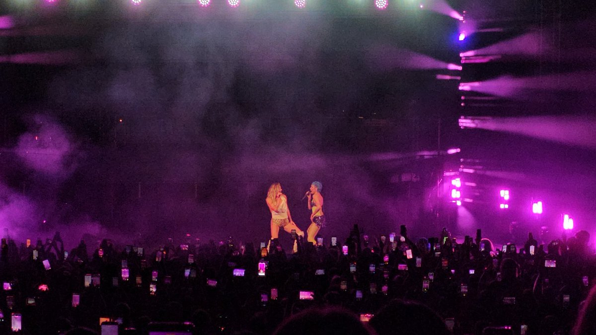 moodystrayanbsh's tweet photo. Halsey has really set the standards for concerts HIGH not only did she have insane energy and compassion, she made sure to make the show different for each place and for bris SHE BROUGHT OUT THE VERONICAS AND KESHA??? HELLO??? Best concert ever ohmygod #BacktoBadlands https://t.co/XulU2N2wOW