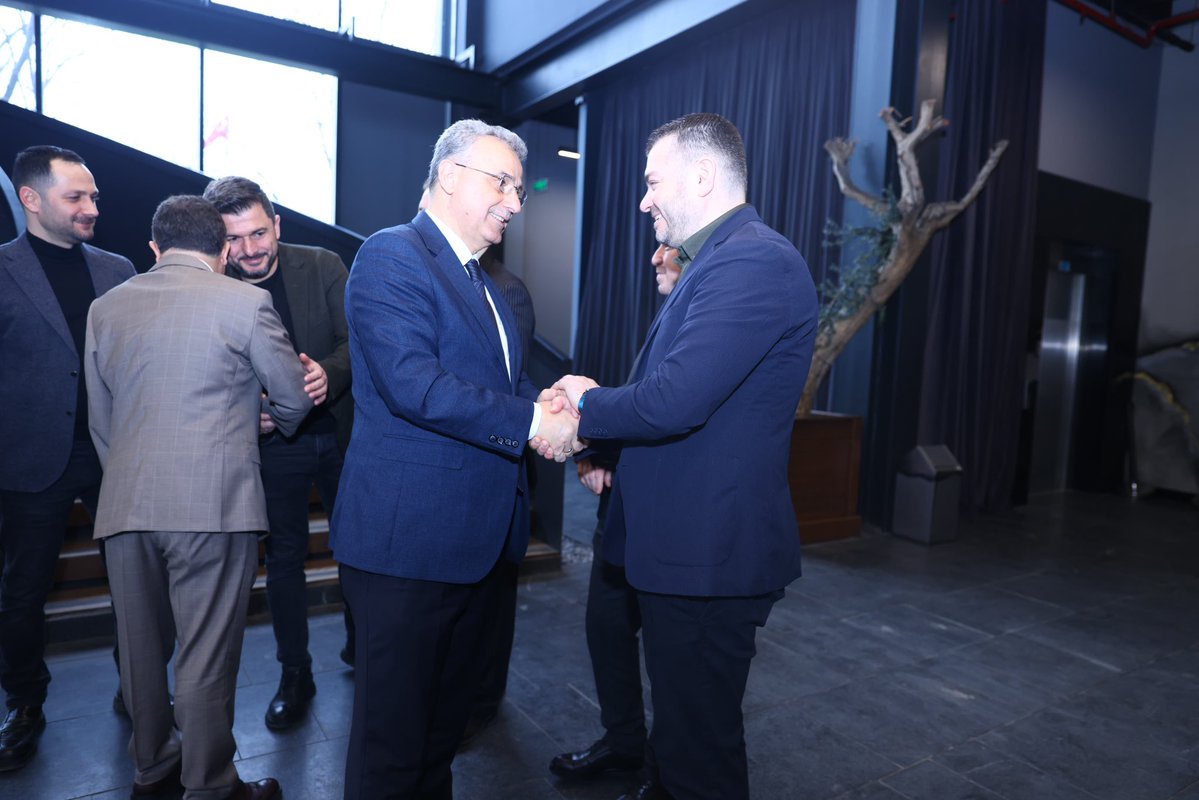 İl Başkanlığımız tarafından düzenlenen “Kuruluştan Bugüne İlçe Başkanları Buluşması” programına; İl Başkanımız Mehmet Köse, Büyükşehir Belediye Başkanımız Halit Doğan, İlkadım Belediye Başkanımız İhsan Kurnaz, önceki dönem ve hâlen görevde olan ilçe başkanlarımız ile İl Yönetim