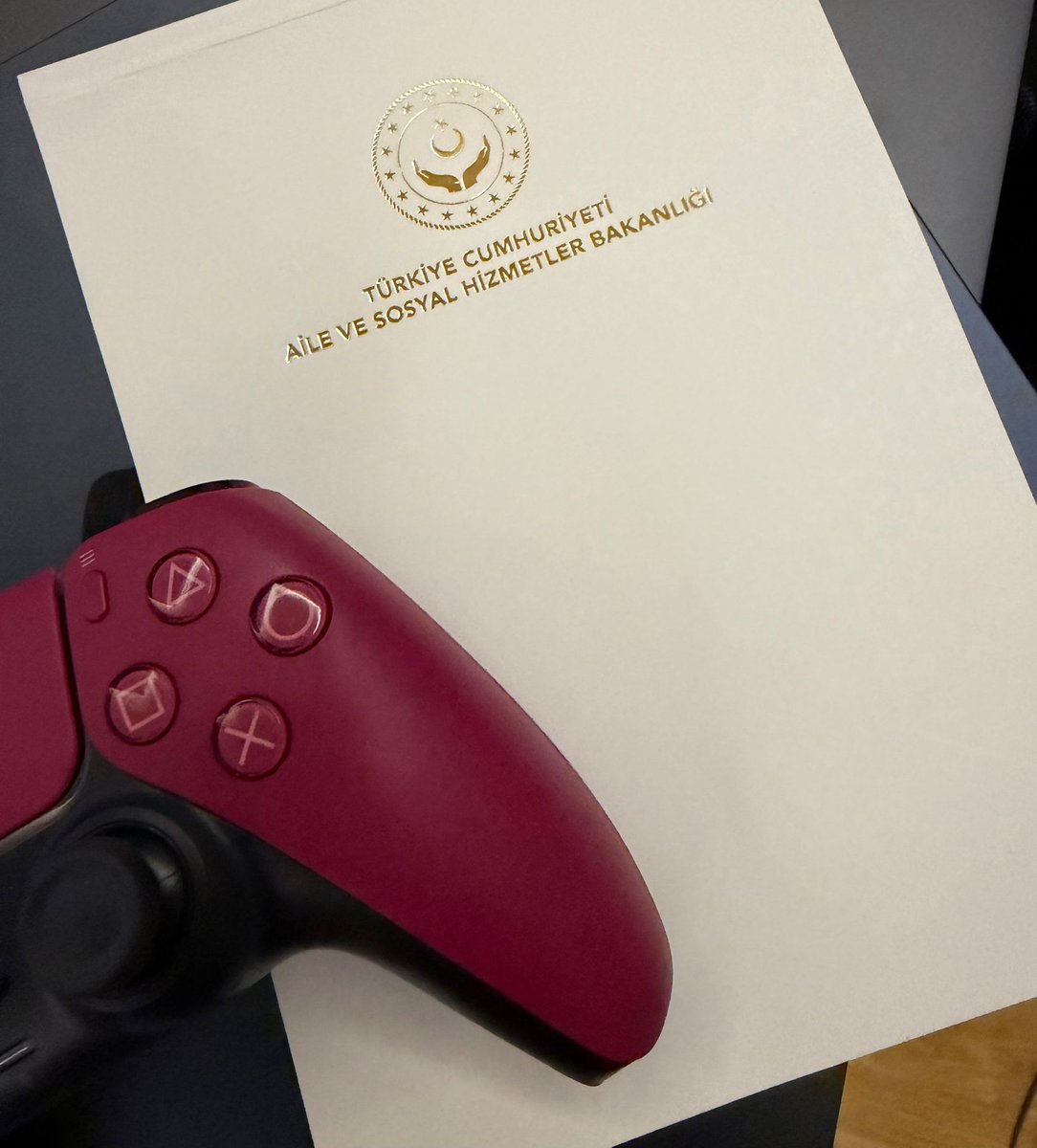 Bugün Aile ve Sosyal Hizmetler Bakanı Mahinur Hn. ve bürokratları ile doğrudan görüşme şansımız oldu... 
1- Steam'in diğer platformlarla bir tutulması gerektiğini  ve oyuncular için ne kadar kritik olduğunu anlattık, Bakanlık BTK'ya bu hassasiyeti belirteceğini iletti.
2- <a href="/emnctk/">Emin Çıtak</a>