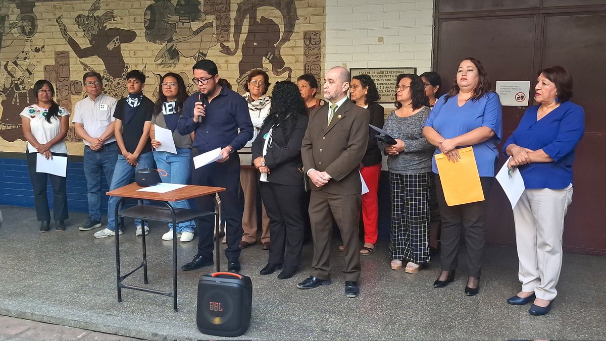 divulgaets_usac's tweet photo. ⚠️Durante la actividad, personal aliado a la administración tomó fotografías para intimidar a quienes asistieron. Como comunidad estudiantil rechazamos estos actos de intimidación y cualquier práctica que busque vulnerar la libre participación.
#TrabajoSocialUSAC #ResistenciaUSAC https://t.co/gWzrzG6YCe