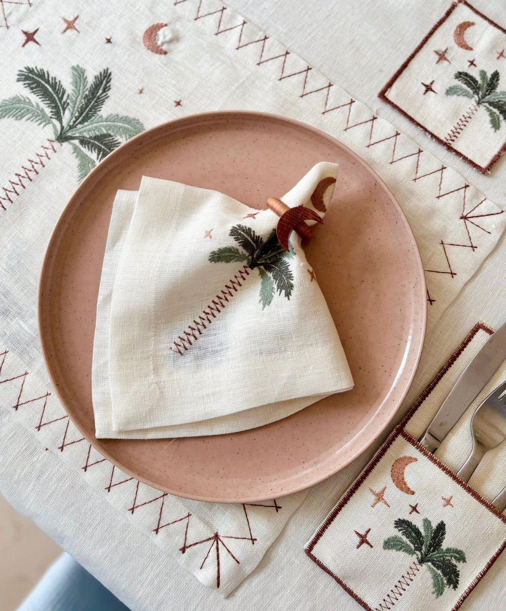 شغلي ❤️ مفارش رمضان مطرزه علي قماش كتان طبيعي. وديه صفحتي. كل سنه وانتوا طيبين ورمضان جميل عليكم 🌙✨

instagram.com/mimi.linens?ig…